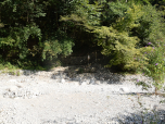 Auf der anderen Seite des Flussbetts setzt sich der Weg fort