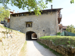 Der Eingang zu dem mittelalterlichen Dorf