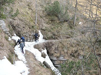 Stellenweise hilft ein Drahtseil nicht den Halt zu verlieren