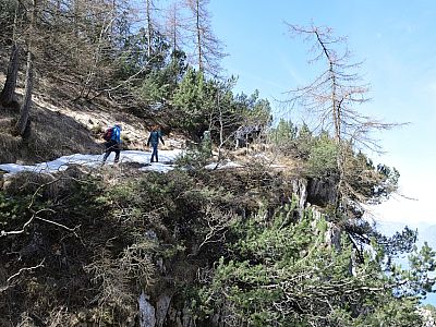 In einem Auf und Ab schlängelt sich der Weg durch den Hang