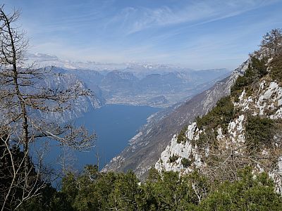 Zwischen Riva und Torbole ist schön der Monte Brione zu erkennen