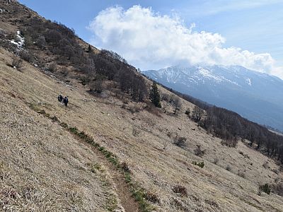 Bequem und leicht ansteigend wandern wir nach Süden zurück zur Seilbahn