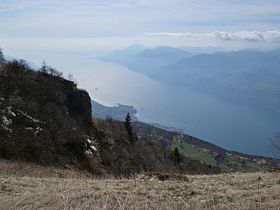 Die Luft über den Gardasee wird dunstiger...