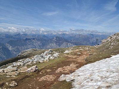 Der Blick auf die westlichen Berge des Gardasees