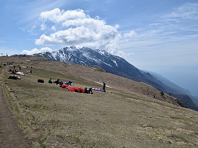Gleitschirmflieger bereiten ihren Start vor