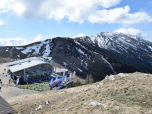 Der Blick auf die Gipfelstation mit der Cima di Valdritta im Hintergrund