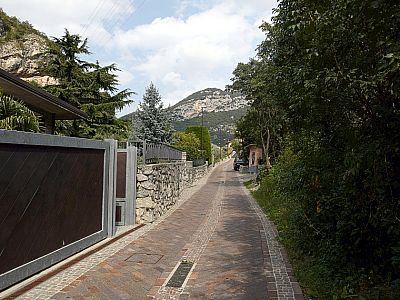 Die Straße führt uns weiter nach Nago