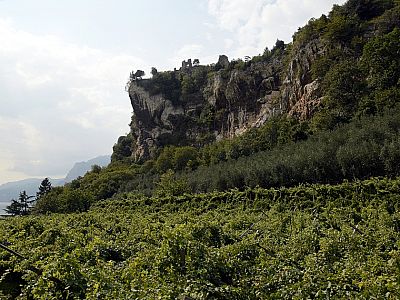 Hoch über uns die Ruine des Castel Penede