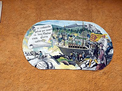 Auch an den Häusern von Nago finden wir Bilder, die von dem Schiffstransport berichten