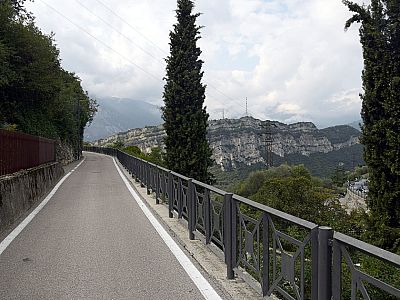 Eine Straße führt uns im Westen Nagos...