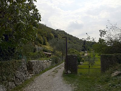 Auf dem Schotterweg marschieren wir weiter nach Süden