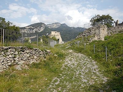 Wenig später können wir die Reste der Burganlage betrachten