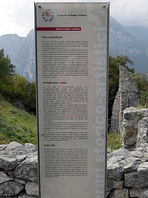 Eine Tafel informiert über die Geschichte des Castel Penede 