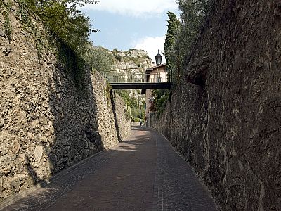 Steile Mauern säumen die Straße