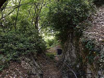 ...und steigen steil über die Ostflanke ab.