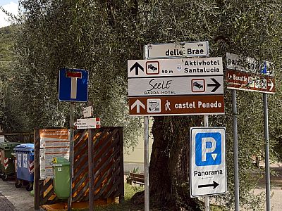 Auch das Castel Penede ist hier ausgeschildert