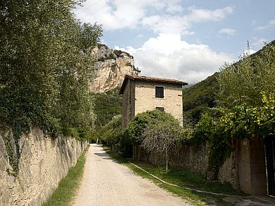 Der Schotterweg führt uns auf die Felsen zu