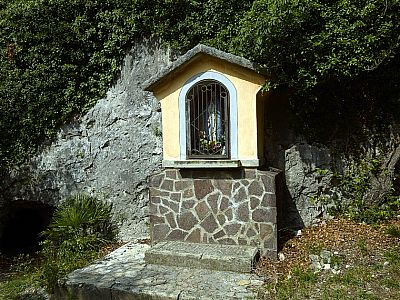 Vorbei an einen Marienaltar...