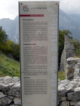 Eine Tafel informiert über die Geschichte des Castel Penede