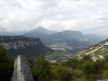 Der Ausblick über die Burgmauer zum Monte Brione