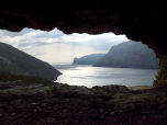 Durch ein Felsenfenster betrachten wir den Gardasee
