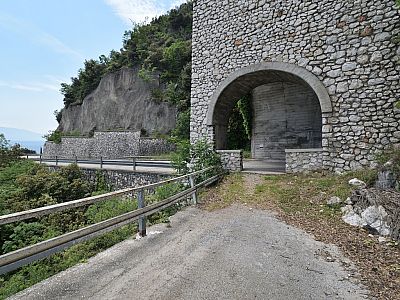 Hier treffen wir auf die neue Straße