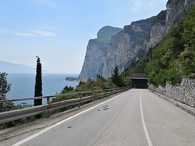 Knapp 200 m folgen wir der Straße bergab