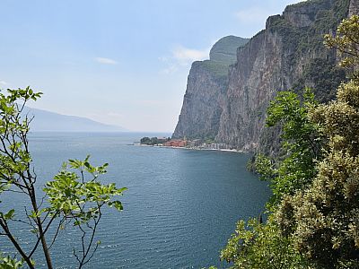 Steil ragen hinter Campione die Felswände in den Himmel