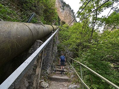 Entlang eines riesigen Rohrs gewinnen wir an Höhe