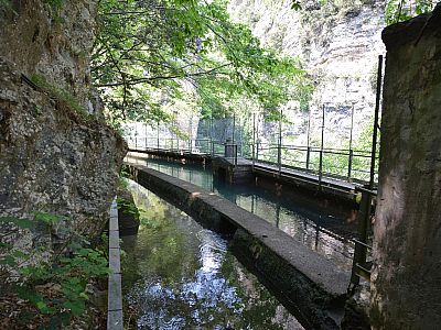 Wir erreichen ein Rückhaltebecken