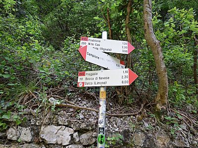 Für uns geht es rechts weiter auf dem Weg 110 Richtung Pregasio