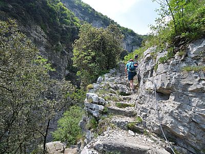 Über grob gehauene Stufen steigen wir weiter auf