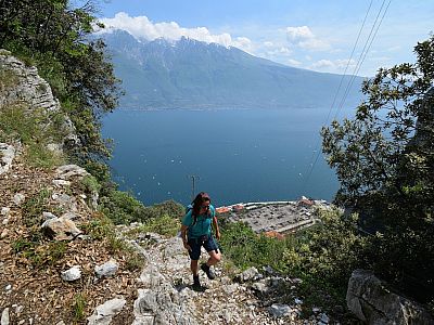 Hinter uns der Gardasee und das Monte Baldo Massiv