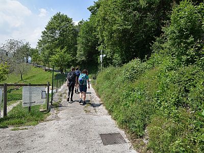 10 m weiter biegen wir scharf rechts...