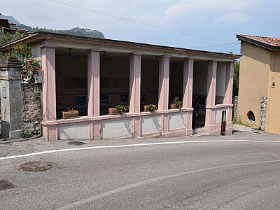 Vorbei an dem alten Waschhaus ...