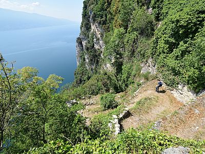 In zahlreichen Serpentinen schlängelt sich der Weg nach unten