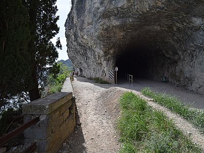 Die Fußgänger können diesen Tunnel umgehen
