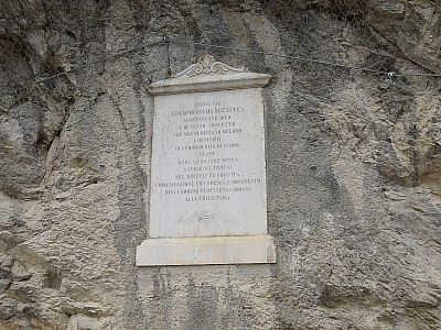 Eine weitere Tafel ehrt den Erbauer der Straße Giacomo Cis