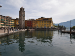 Der Hafen von Riva mit dem im 13. Jahrhundert erbauten Apponale Turm