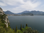Im Norden ist der Monte Brione zu sehen