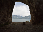 Der Ausblick durch ein Tunnelfenster auf den See