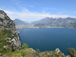 Der Blick auf Riva del Garda und den Monte Brione