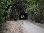 Schon nach kurzer Zeit kommen wir zum zweiten Tunnel der Straße