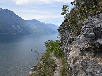 Auf dem schmalen, nicht mehr drahtseilgesicherten Weg geht es weiter