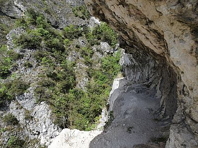 ... nach wie vor ausgesetztem Gelände weiter.