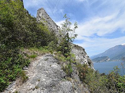 Weitgehend folgen wir der Hochspannungsleitung
