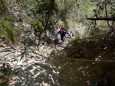 Hier hilft ein Seil ein steiles Stück zu überwinden