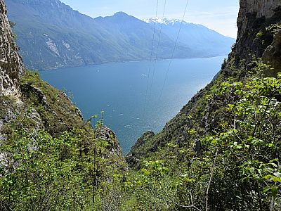 Der Ausblick von der Scharte auf den Gardasee