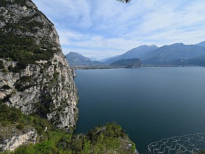 Der Blick vom Joch nach Norden zum Monte Brione