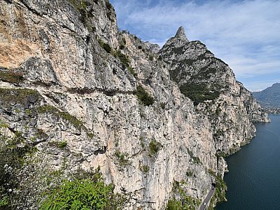 Hier ist schön der in den Fels gehauene Steig zu sehen.
